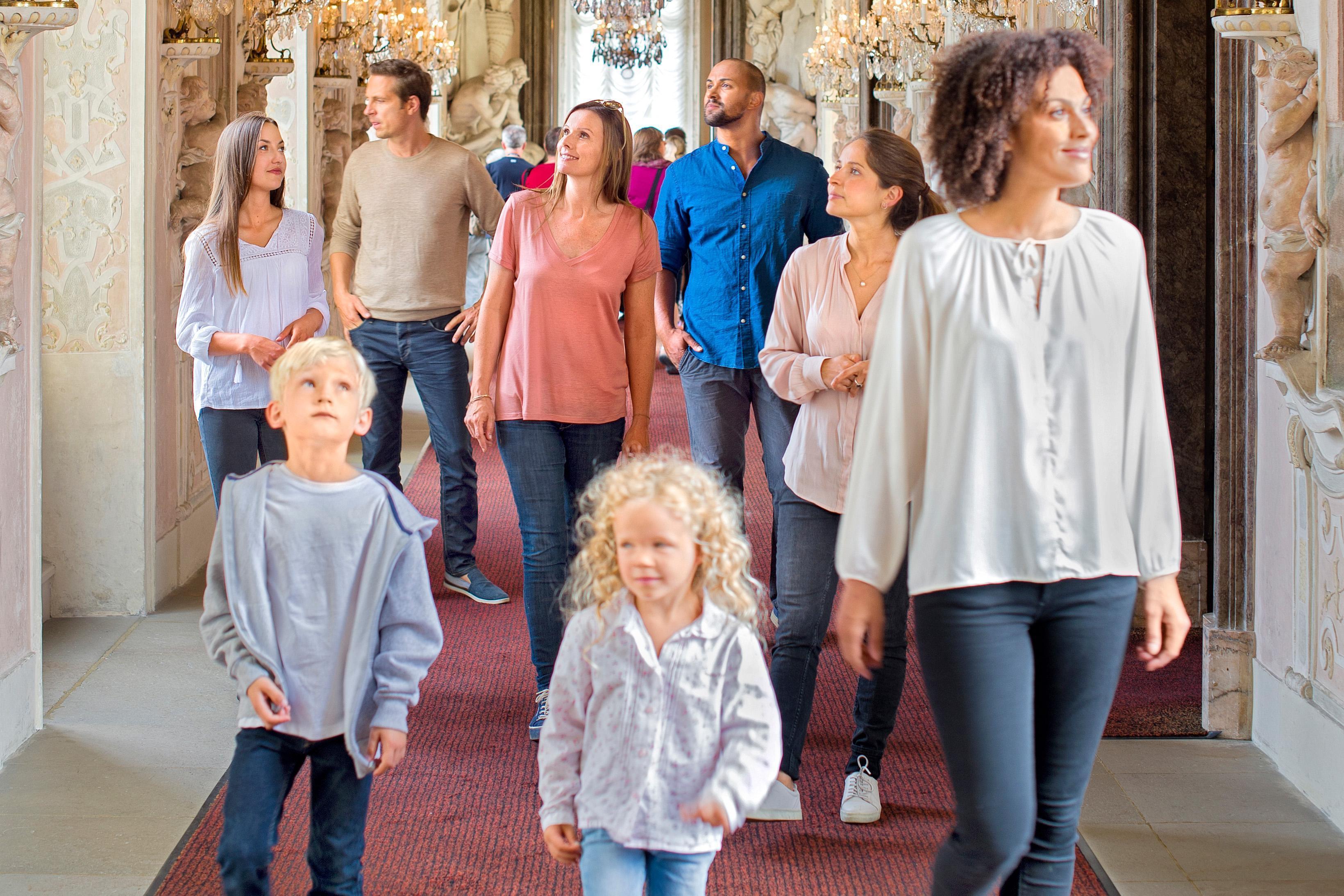 Besuchergruppe im Residenzschloss Ludwigsburg