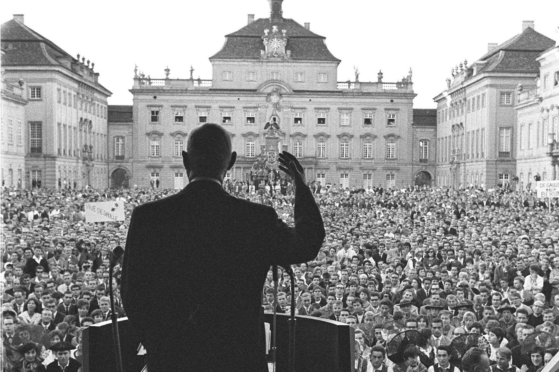 Charles de Gaulle im Innenhof von Schloss Ludwigsburg