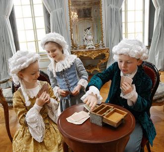 Kostümierte Kinder im Residenzschloss Ludwigsburg