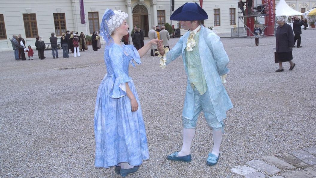 Couple in historic costumes in the courtyard at Ludwigsburg Residential Palace