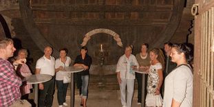 Besucher im Fasskeller unter dem Spielpavillon im Residenzschloss Ludwigsburg