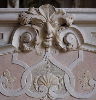 Un homme vert dans le pavillon des jeux de l’Ancien Bâtiment principal 