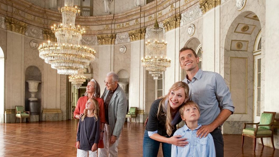 Besucher im Marmorsaal des Residenzschlosses Ludwigsburg