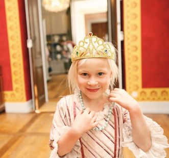 Kostümiertes Mädchen im Schloss